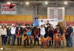 Il giovanissimo campione buschese di reining festeggiato a fine gara